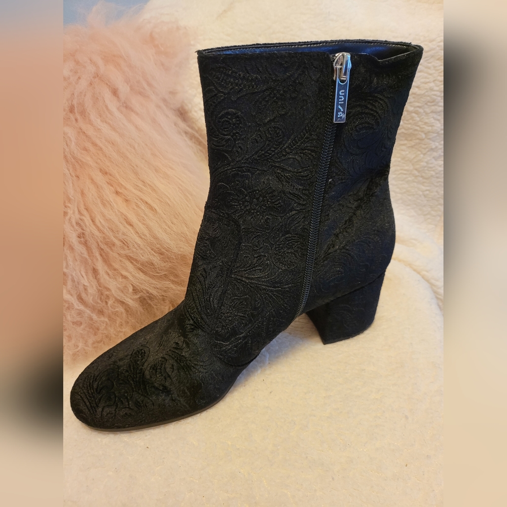 Unisa Black.Flocked Velvet Short Boots